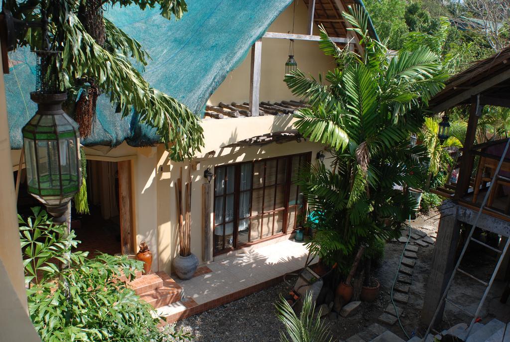 Casa Aviara Resort & Hotel Puerto Galera Exterior photo
